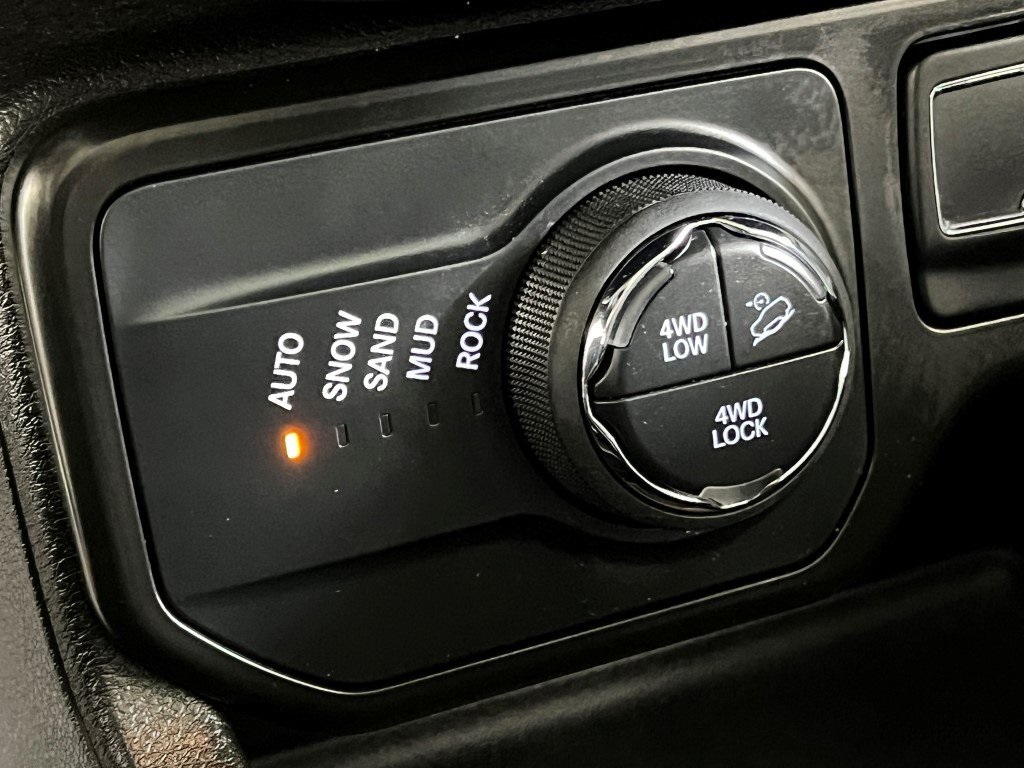 Vehicle image 33 of 42