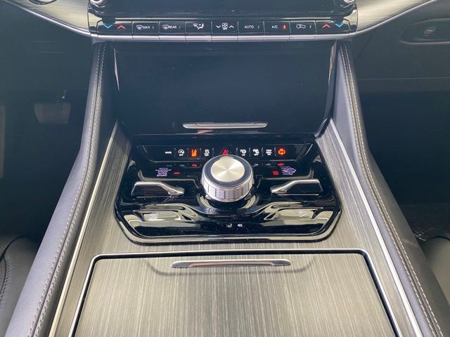 Vehicle image 36 of 40