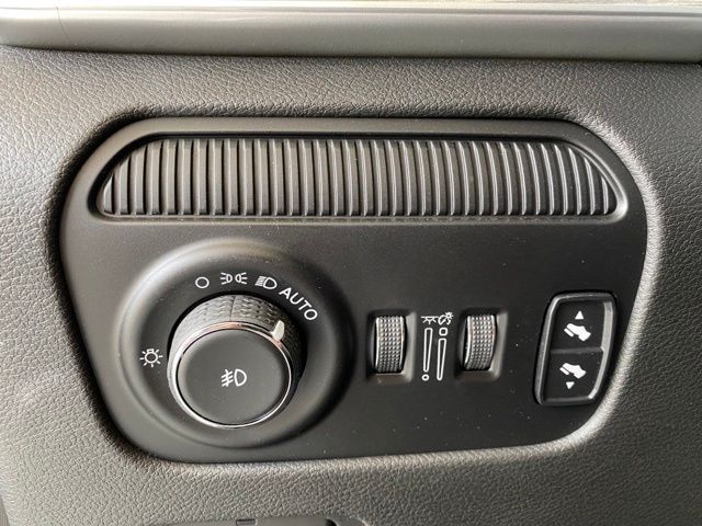 Vehicle image 17 of 40
