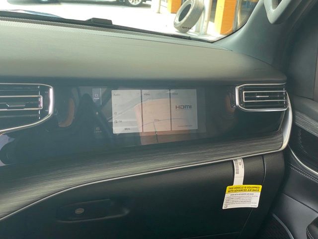 Vehicle image 27 of 40