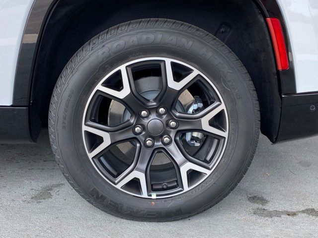 Vehicle image 38 of 40