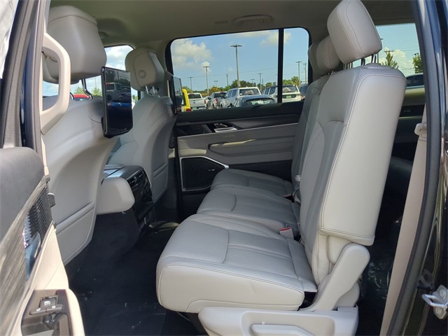 Vehicle image 14 of 28