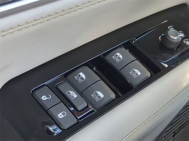 Vehicle image 24 of 28