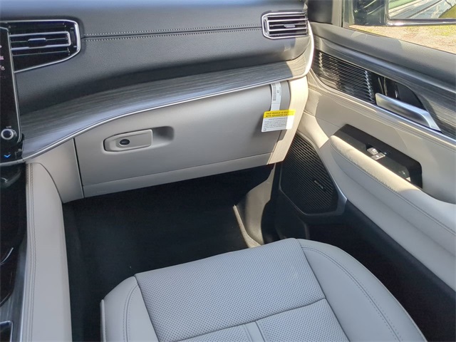 Vehicle image 17 of 28