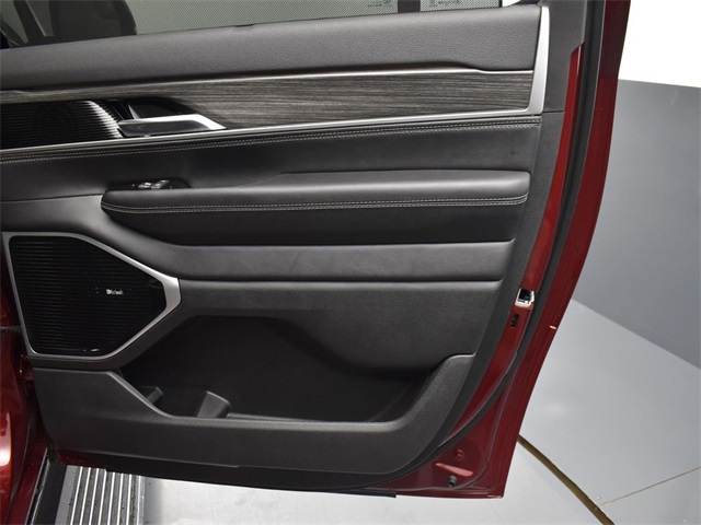 Vehicle image 33 of 58