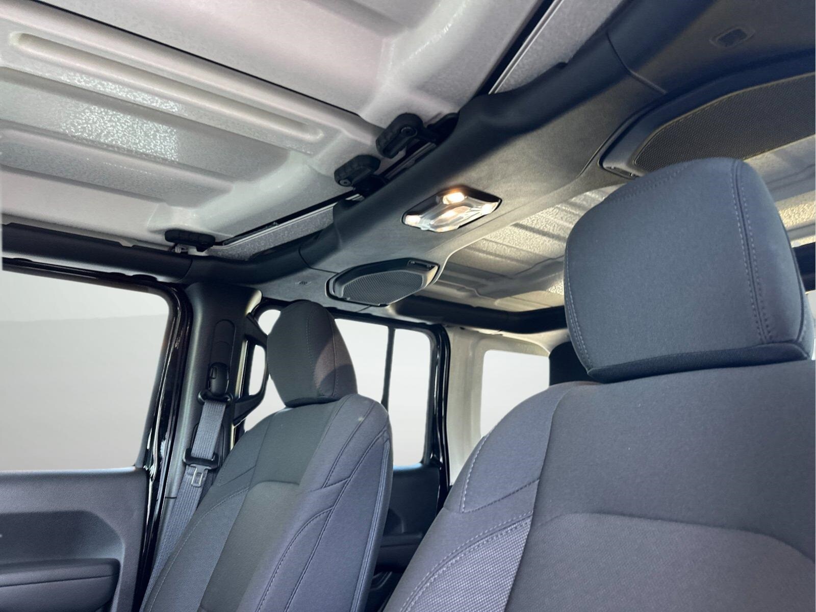 Vehicle image 17 of 27