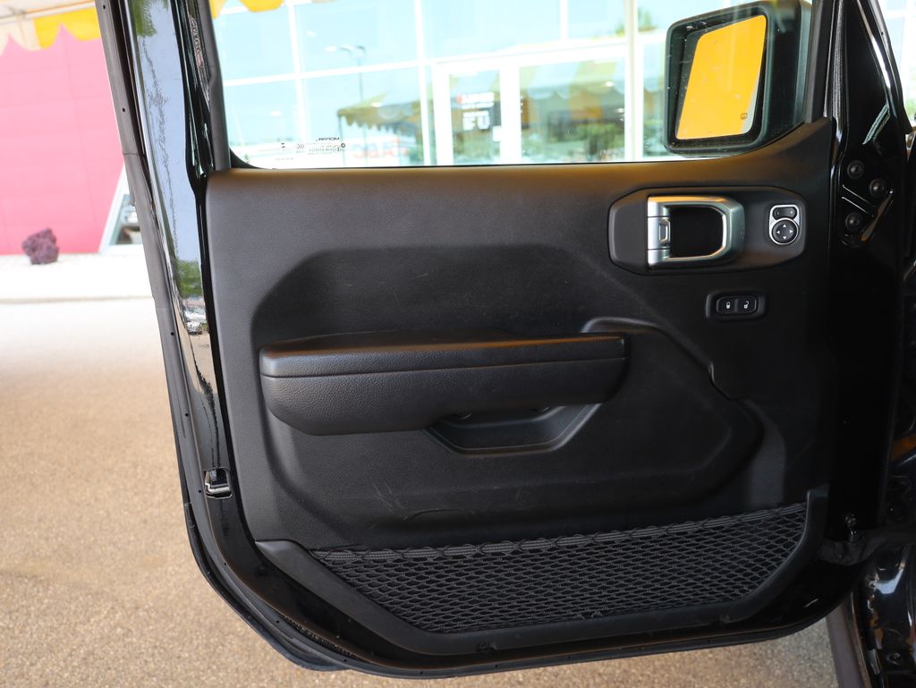 Vehicle image 31 of 46