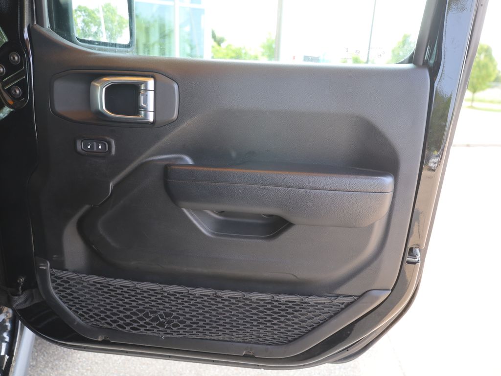 Vehicle image 17 of 46