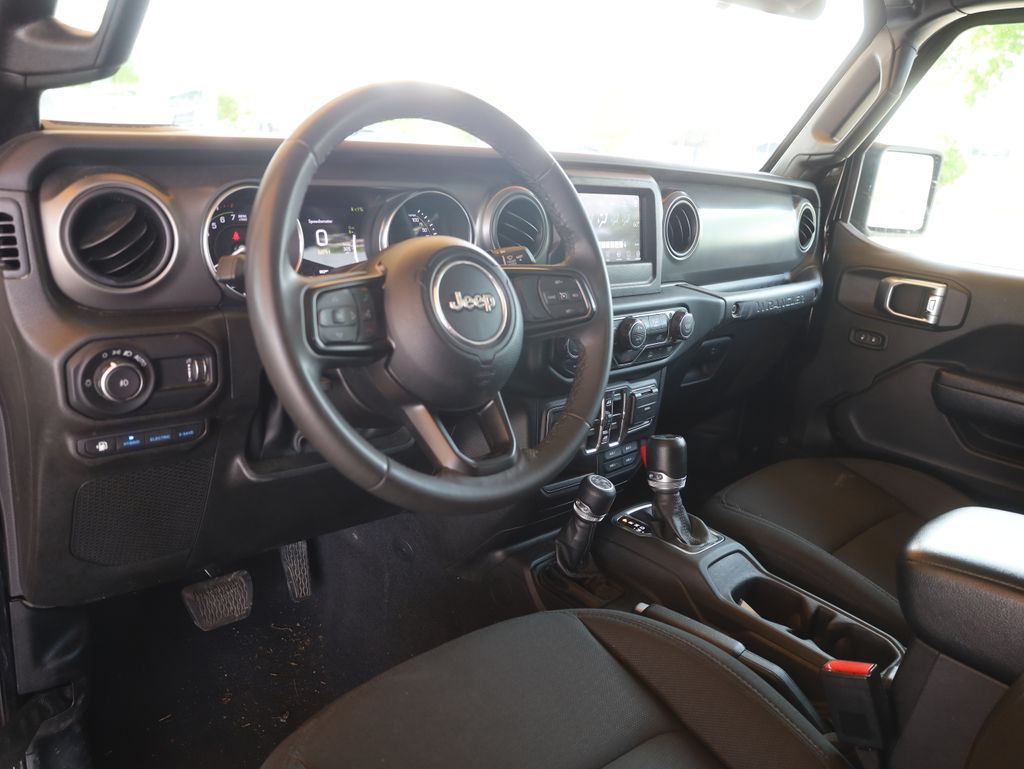 Vehicle image 32 of 46