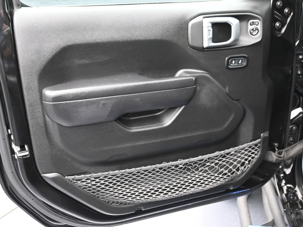 Vehicle image 27 of 31
