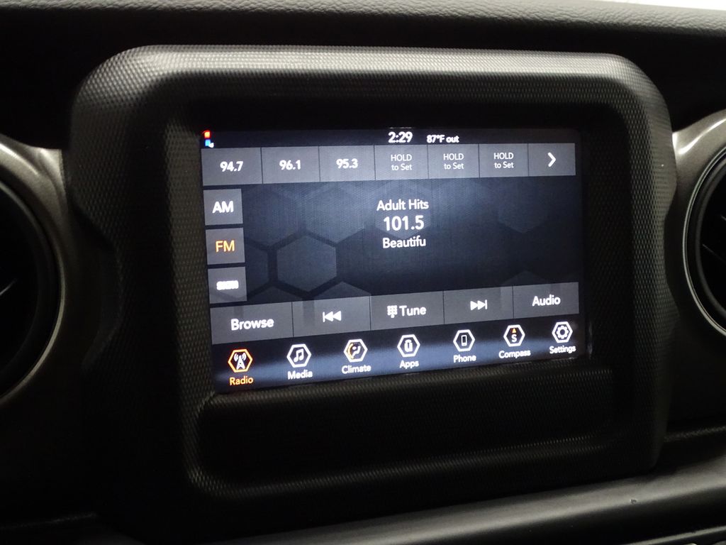 Vehicle image 21 of 39