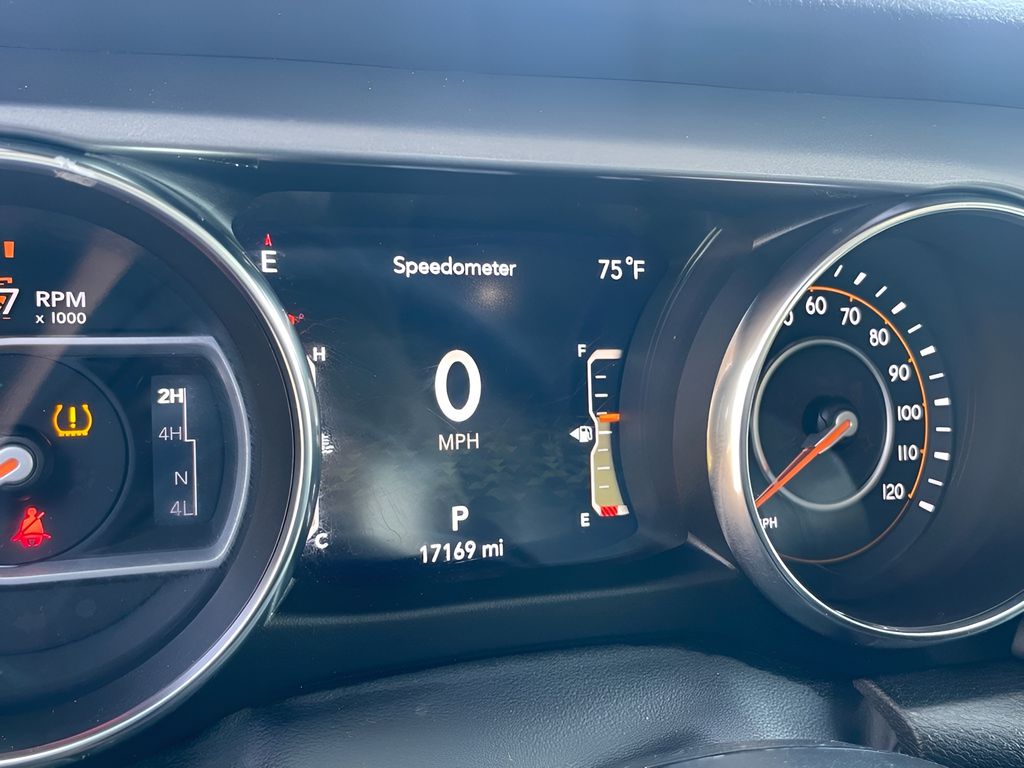 Vehicle image 21 of 29