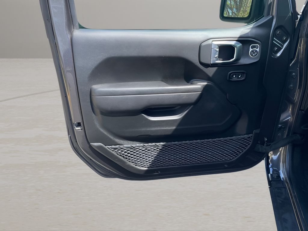Vehicle image 25 of 29