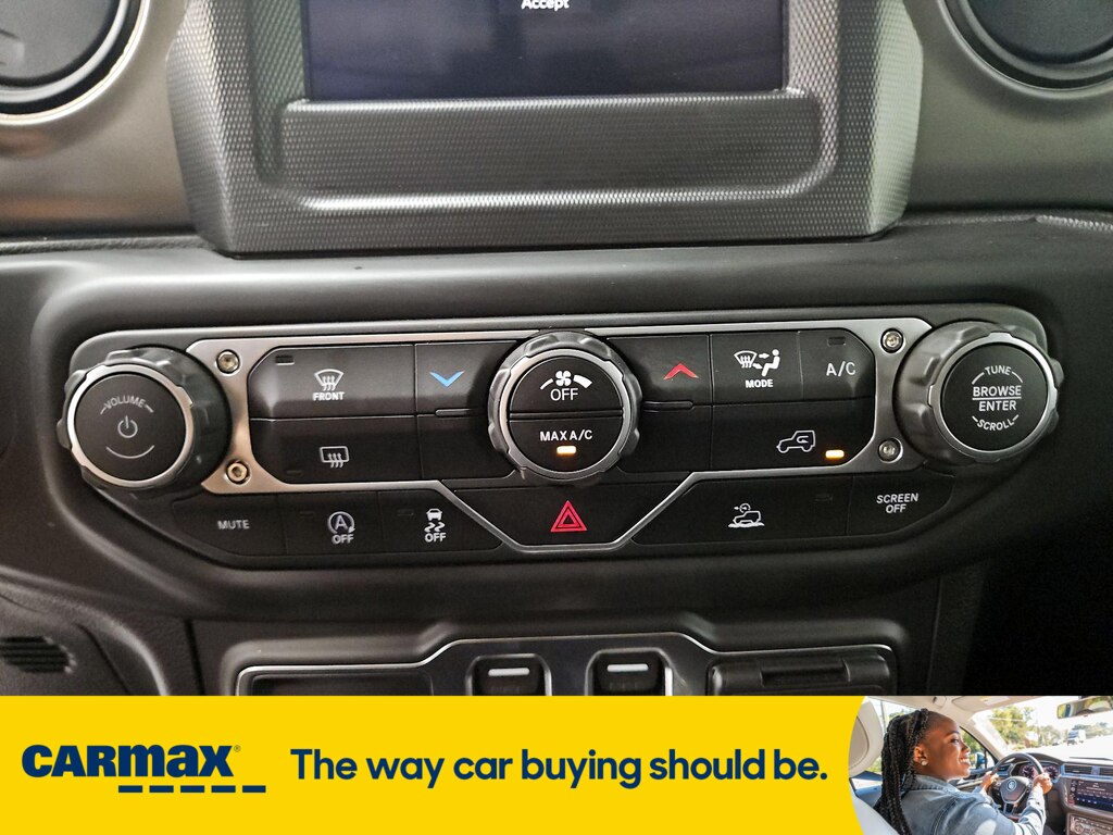 Vehicle image 21 of 28