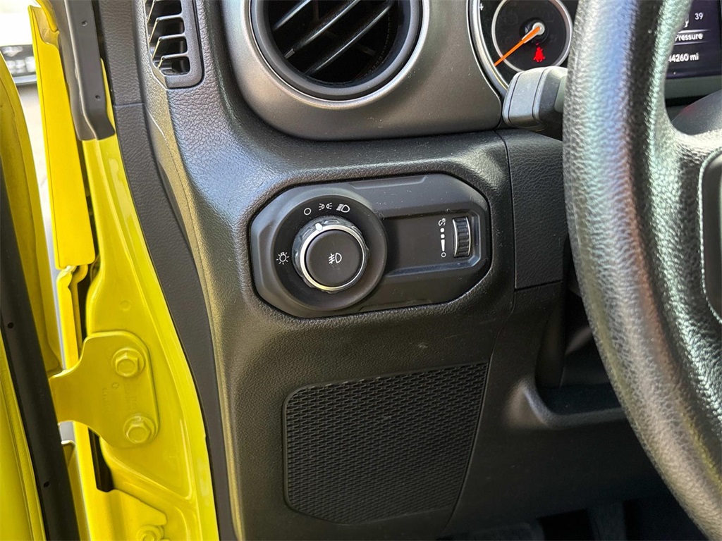 Vehicle image 19 of 32