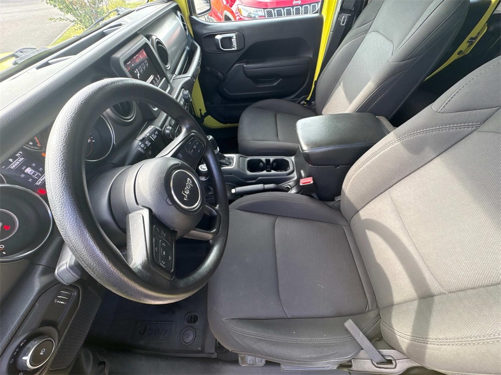 Vehicle image 17 of 32