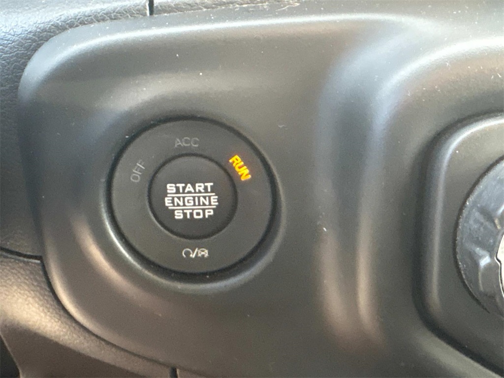 Vehicle image 26 of 32