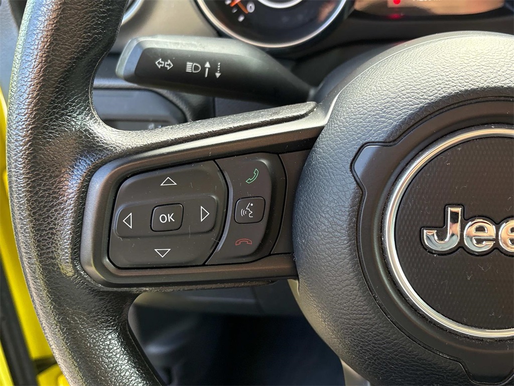 Vehicle image 25 of 32
