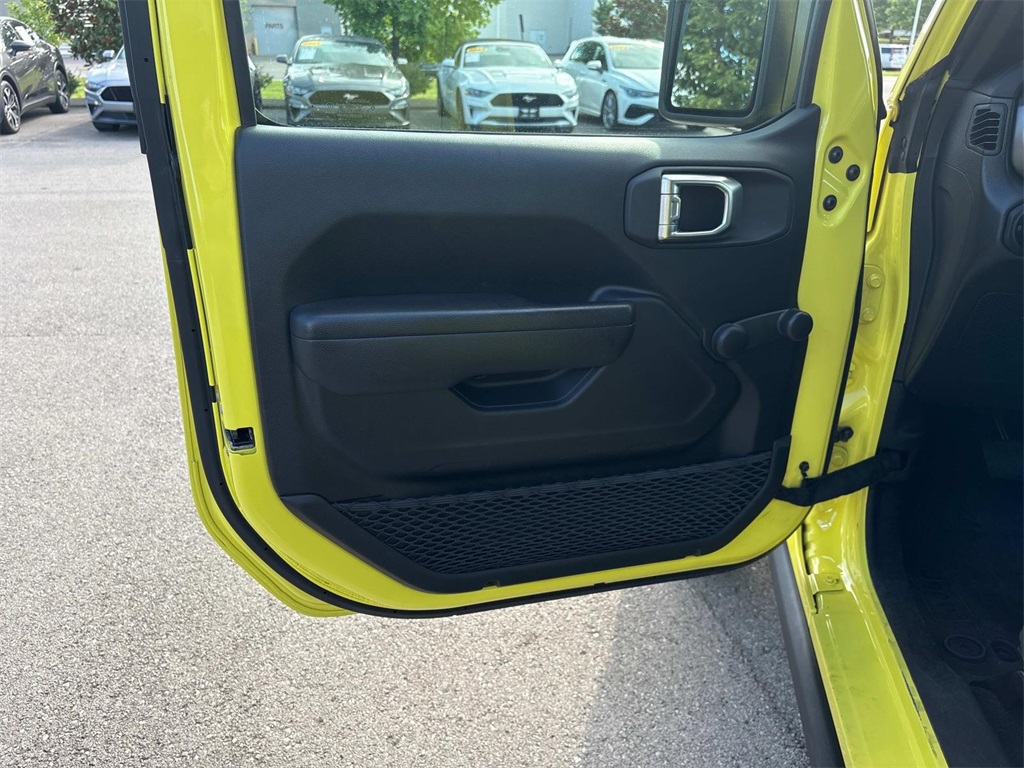 Vehicle image 24 of 32