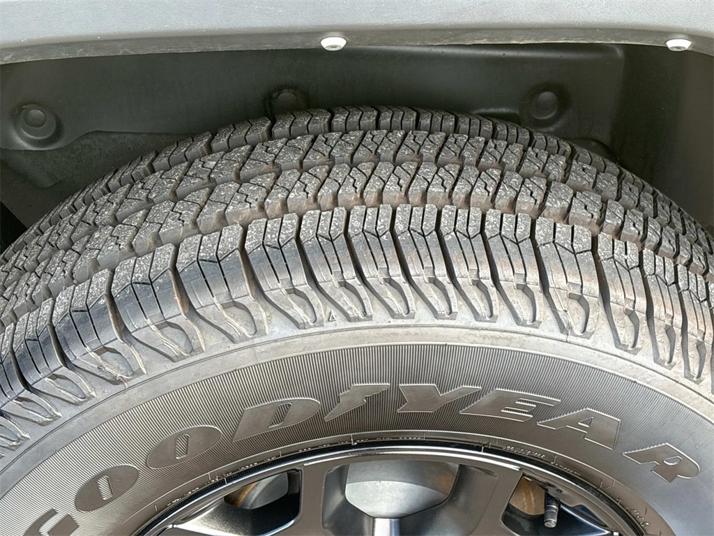 Vehicle image 10 of 32
