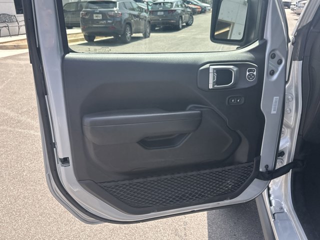 Vehicle image 10 of 33