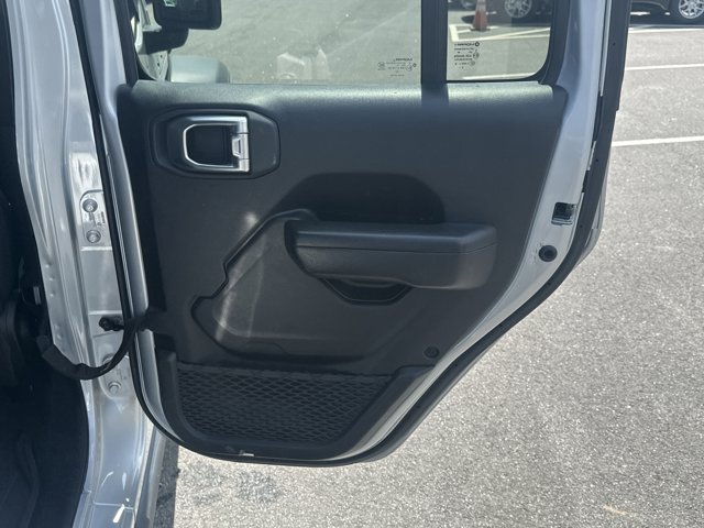 Vehicle image 17 of 33