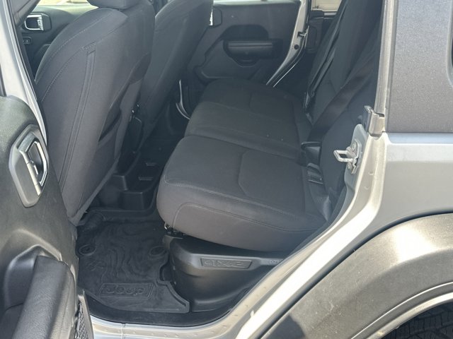 Vehicle image 21 of 33