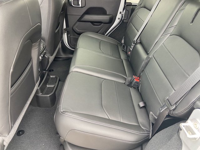 Vehicle image 13 of 19