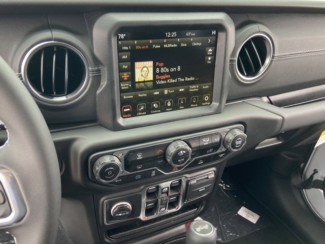 Vehicle image 17 of 19