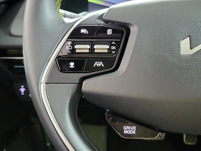 Vehicle image 17 of 24