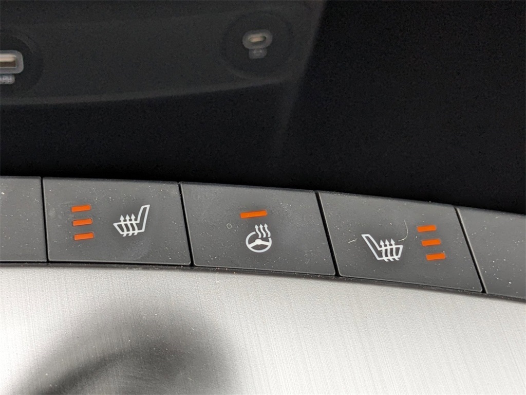 Vehicle image 26 of 36