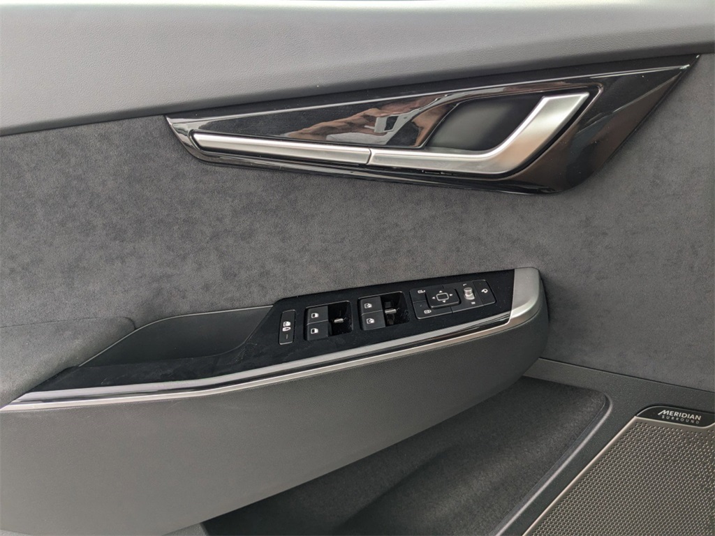 Vehicle image 28 of 36