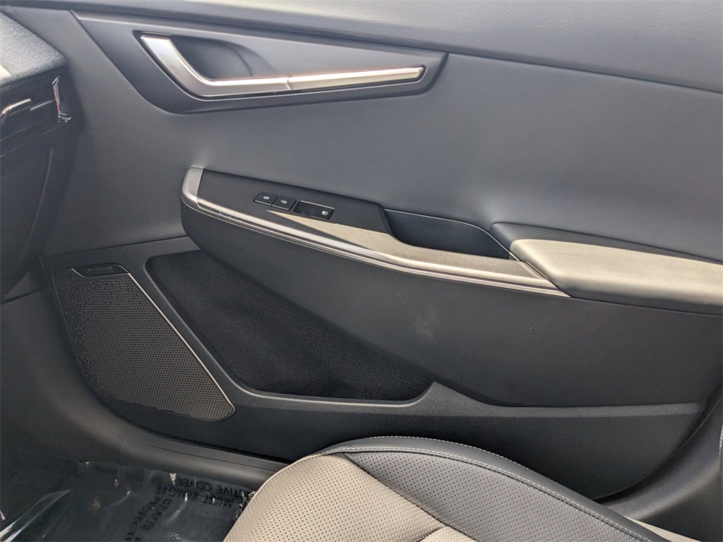 Vehicle image 16 of 27
