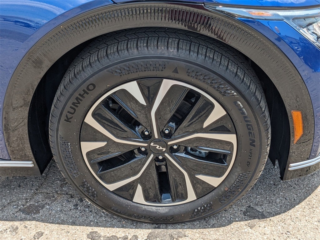 Vehicle image 10 of 27