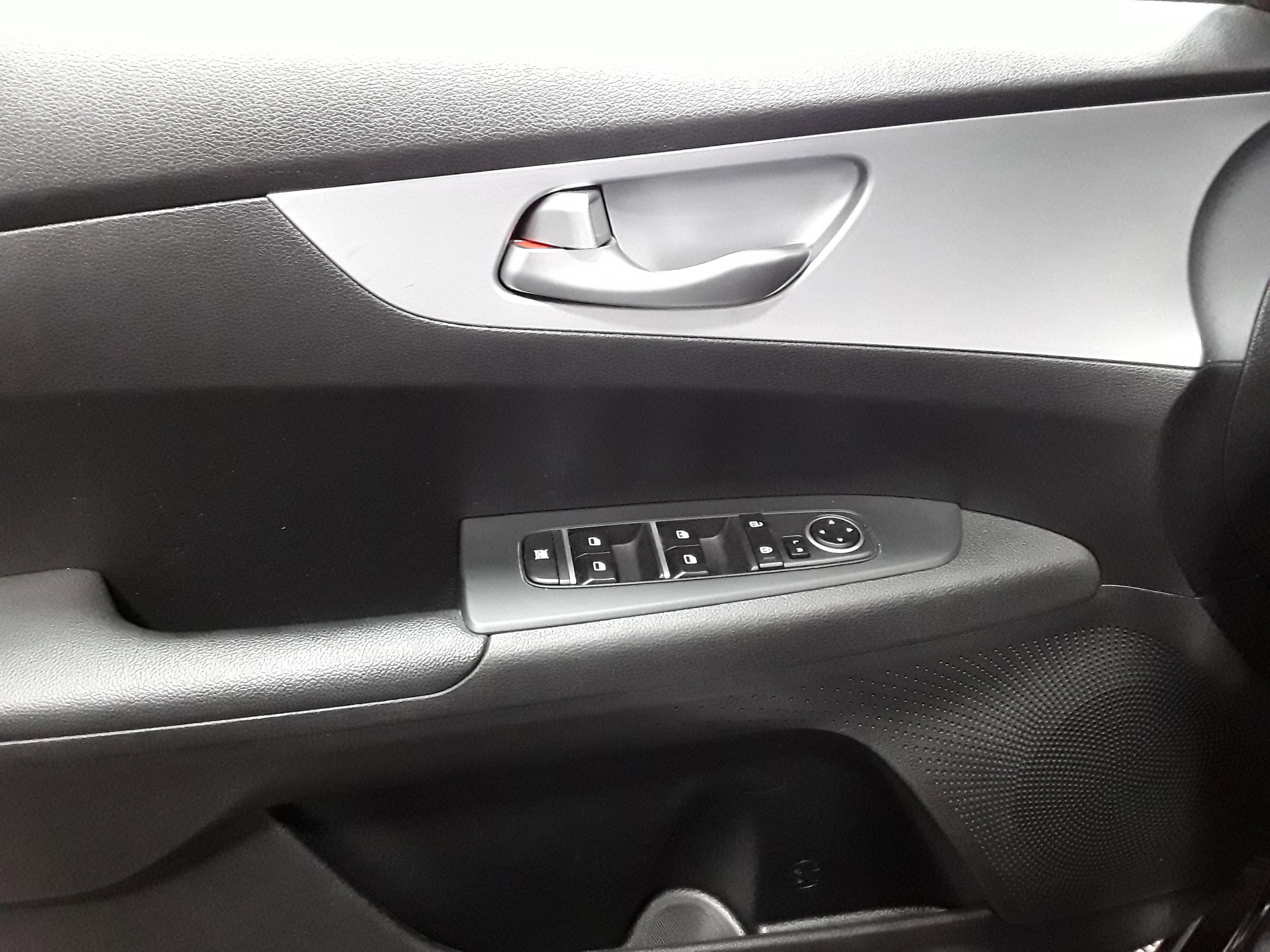 Vehicle image 25 of 34