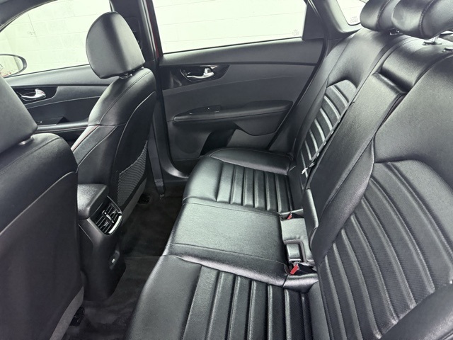 Vehicle image 27 of 46