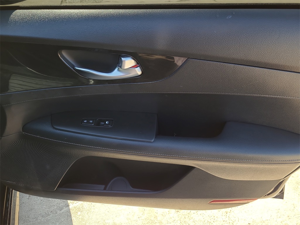 Vehicle image 9 of 31