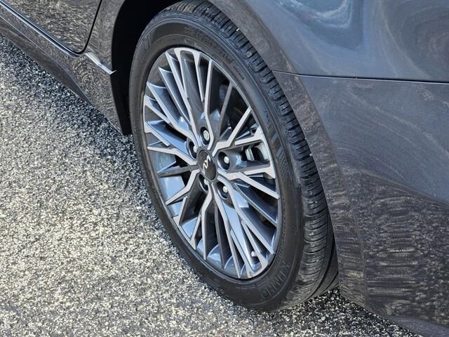 Vehicle image 8 of 32