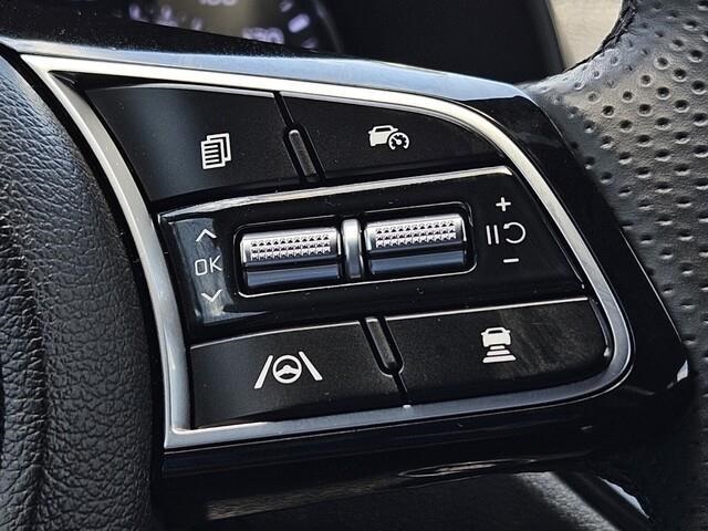 Vehicle image 29 of 32
