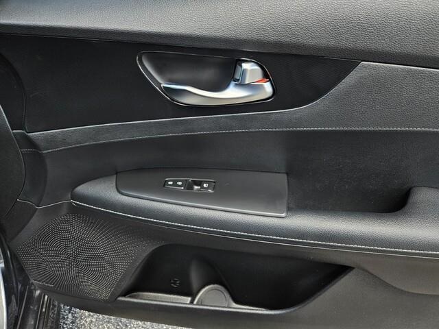 Vehicle image 23 of 32