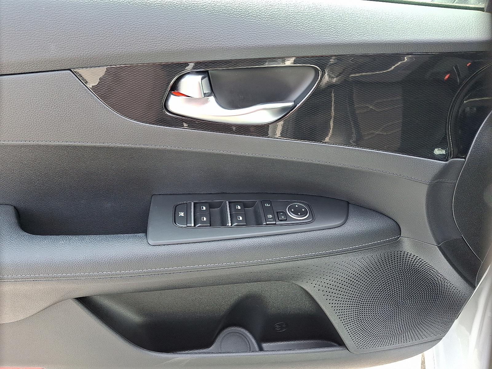 Vehicle image 12 of 30