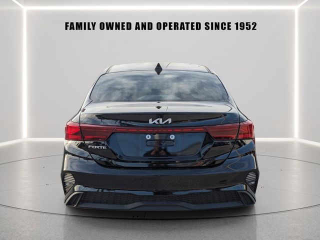 2023 Kia Forte LXS Image 2 of 30