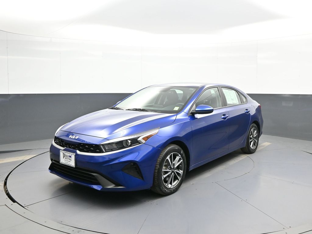 2023 Kia Forte LXS Image 2 of 47