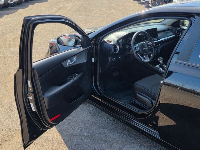 2023 Kia Forte LXS Image 15 of 35