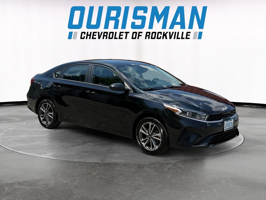 2023 Kia Forte LXS Image 3 of 27