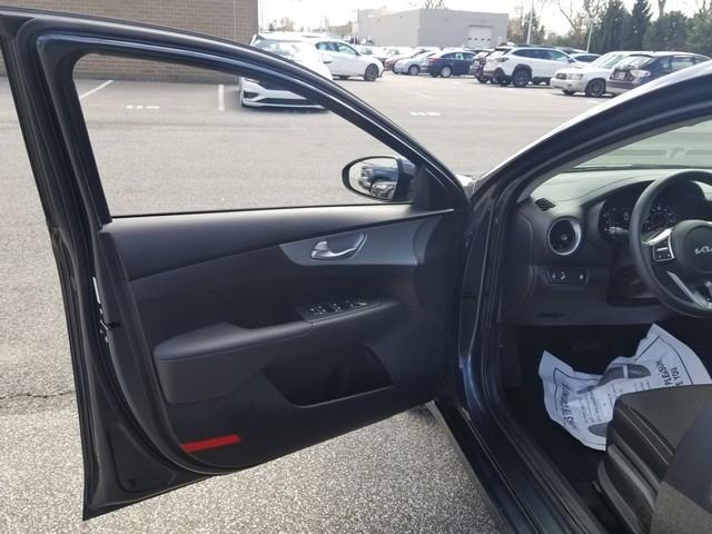 Vehicle image 10 of 27