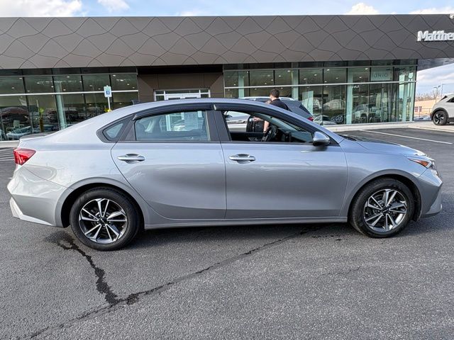 2023 Kia Forte LXS Image 2 of 15