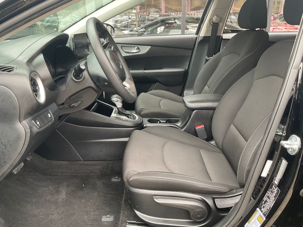 2023 Kia Forte LXS Image 8 of 12