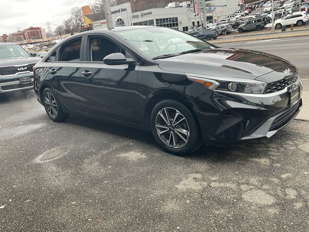 2023 Kia Forte LXS Image 2 of 12