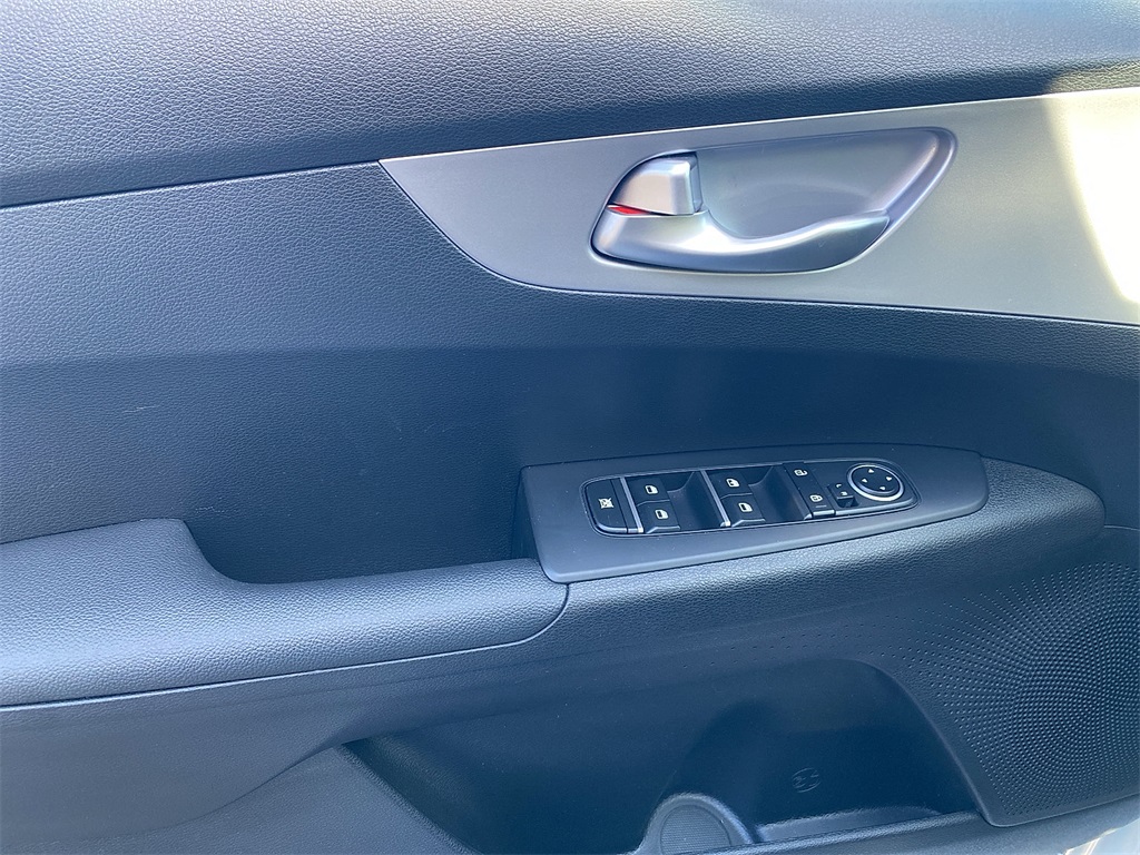 Vehicle image 11 of 24